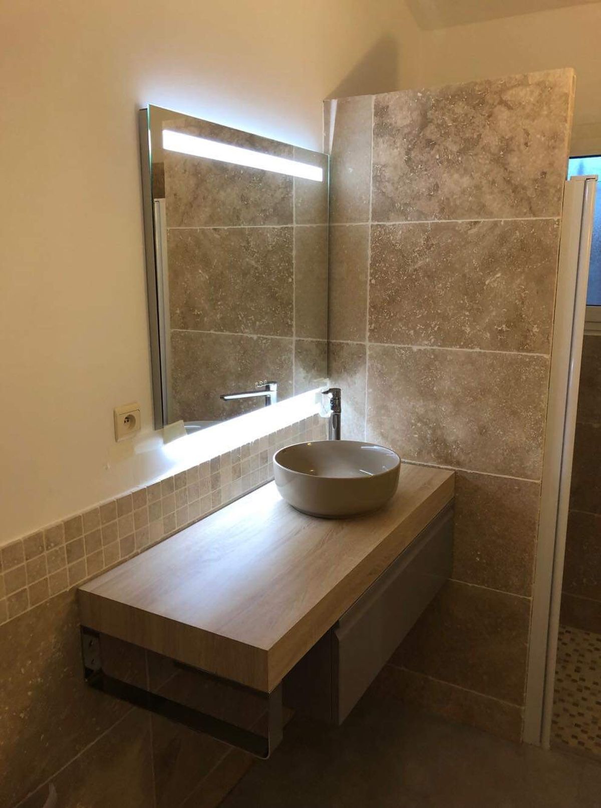 Salle de bain HMC — finitions en cours